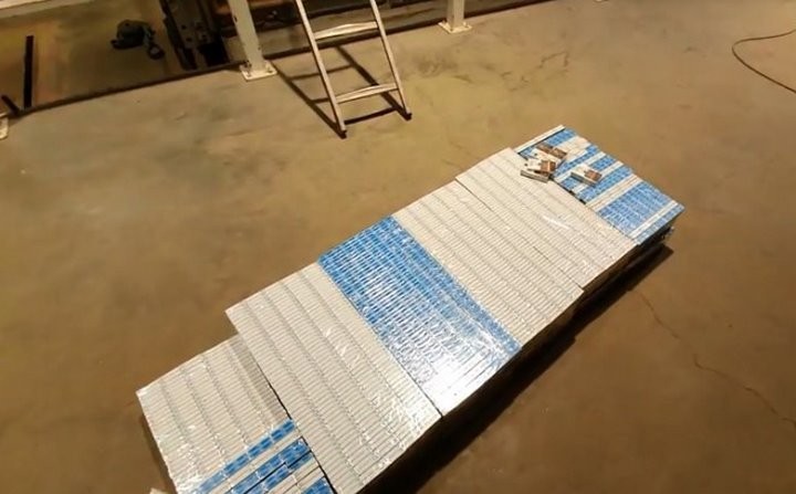 Редкий случай: контрабанду сигарет на полмиллиона евро спрятали среди стеклянных банок в фуре из Беларуси