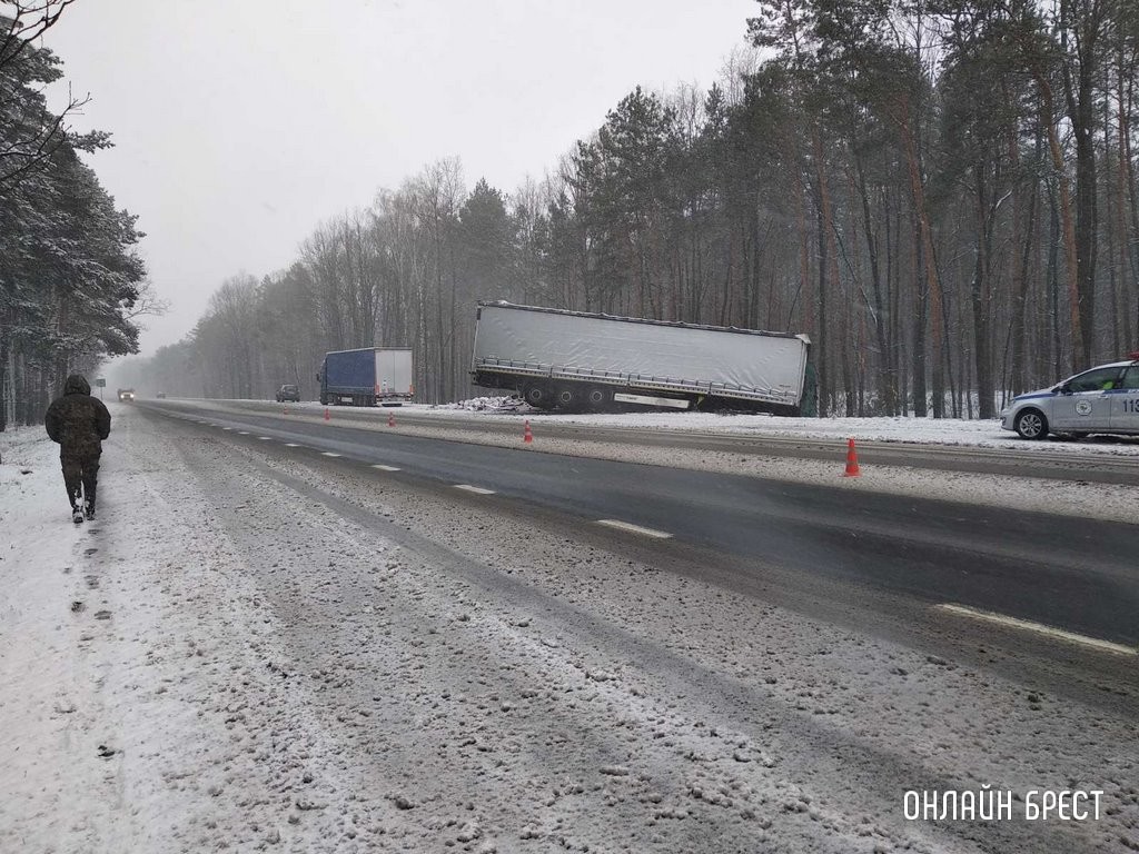 ГАИ рассказала подробности ДТП под Брестом, где фура вылетела в кювет