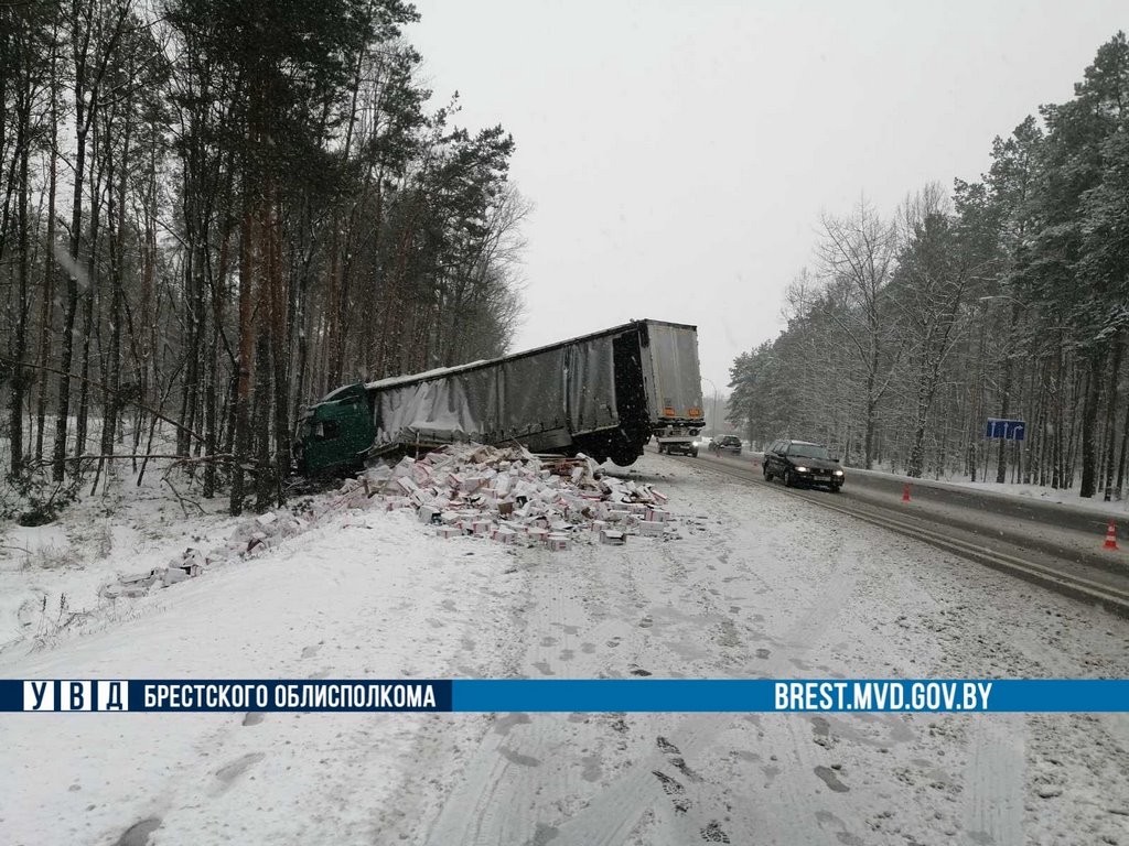 ГАИ рассказала подробности ДТП под Брестом, где фура вылетела в кювет