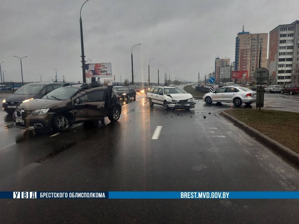 Две легковушки столкнулись в Бресте на ул. Октябрьской революции