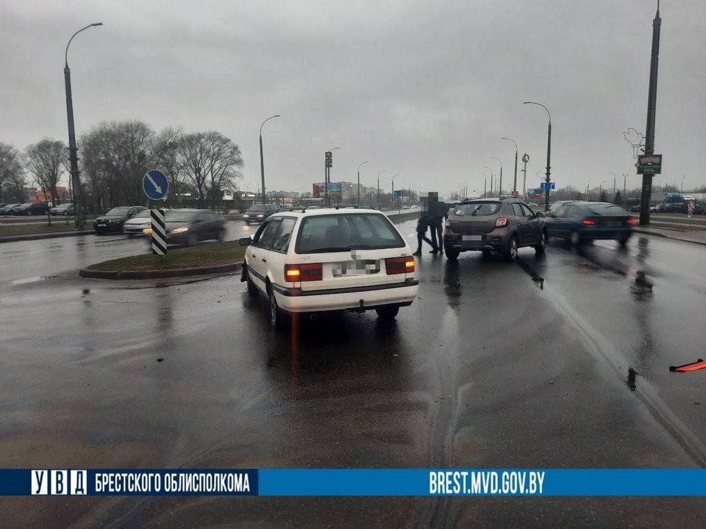 Две легковушки столкнулись в Бресте на ул. Октябрьской революции