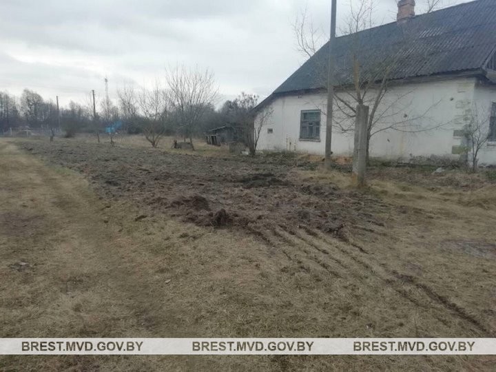 Сельчанин выкопал в огороде две коробки с патронами. Случай в Брестской области