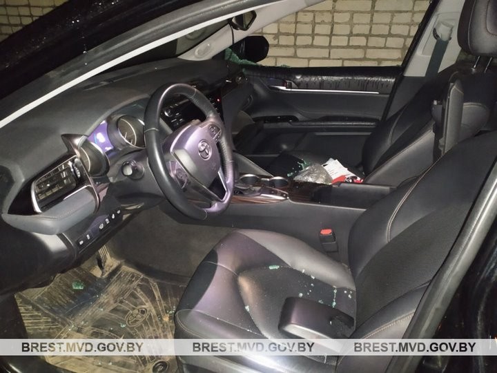 В Брестской области мужчина разбил стекла в машине и похитил имущество