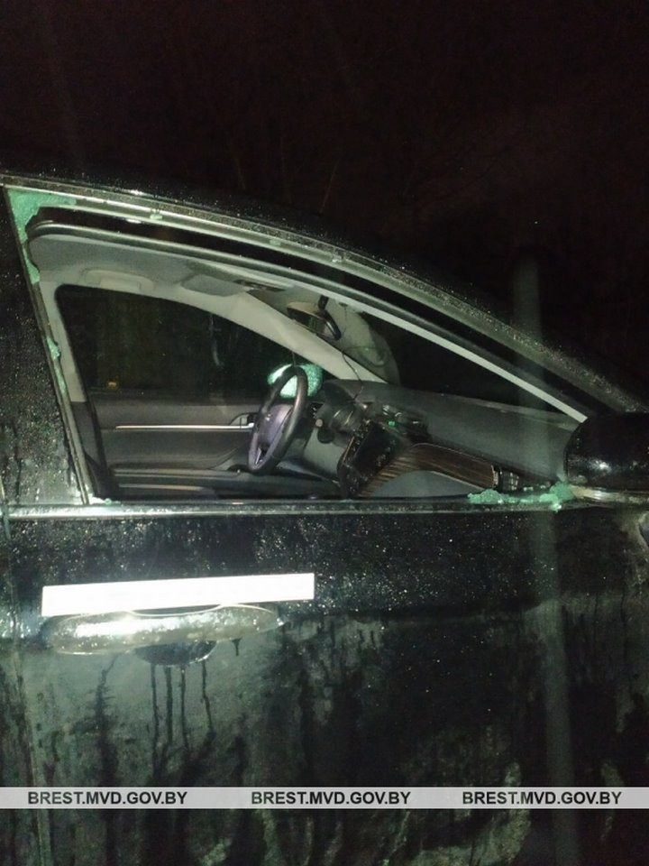 В Брестской области мужчина разбил стекла в машине и похитил имущество