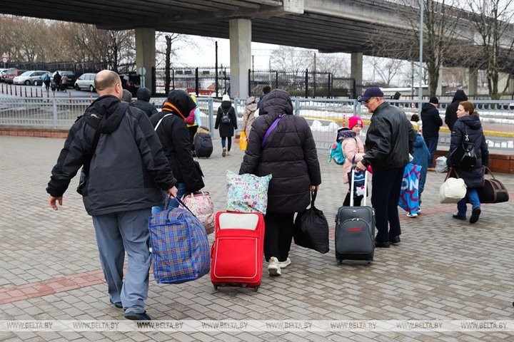 Лишь с четвертой попытки вырвались из Мариуполя: три украинские семьи встретили в Бресте