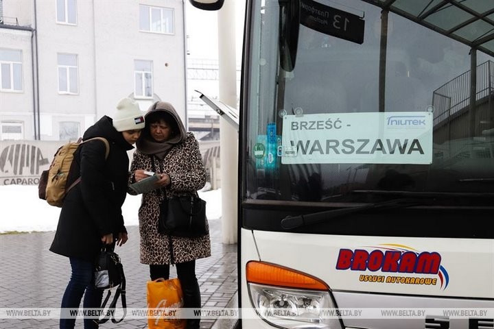 Лишь с четвертой попытки вырвались из Мариуполя: три украинские семьи встретили в Бресте