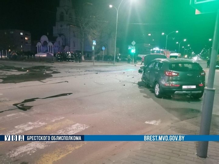 Серьезное ДТП в Дрогичине: работники МЧС спасли двух человек