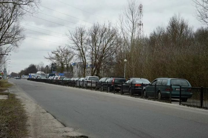 Очередь из легковушек неожиданно возникла в Бресте на выезд из Беларуси