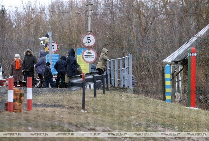 Жители приграничных деревень Беларуси доставляют продукты своим родным в Украину