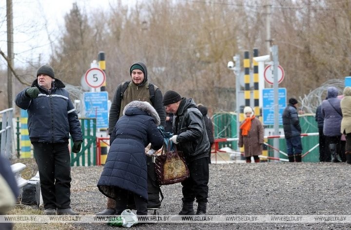 Жители приграничных деревень Беларуси доставляют продукты своим родным в Украину