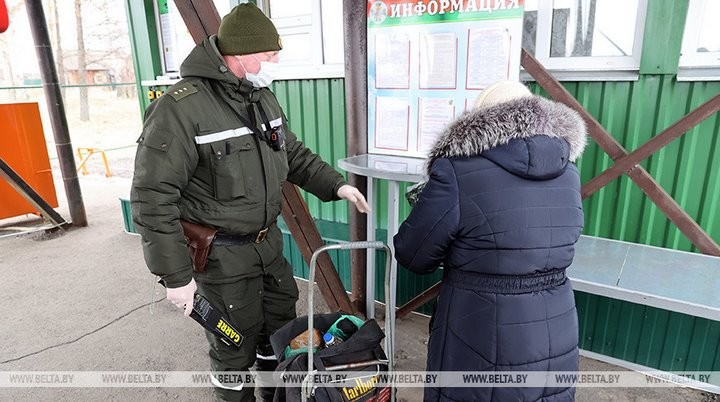 Жители приграничных деревень Беларуси доставляют продукты своим родным в Украину