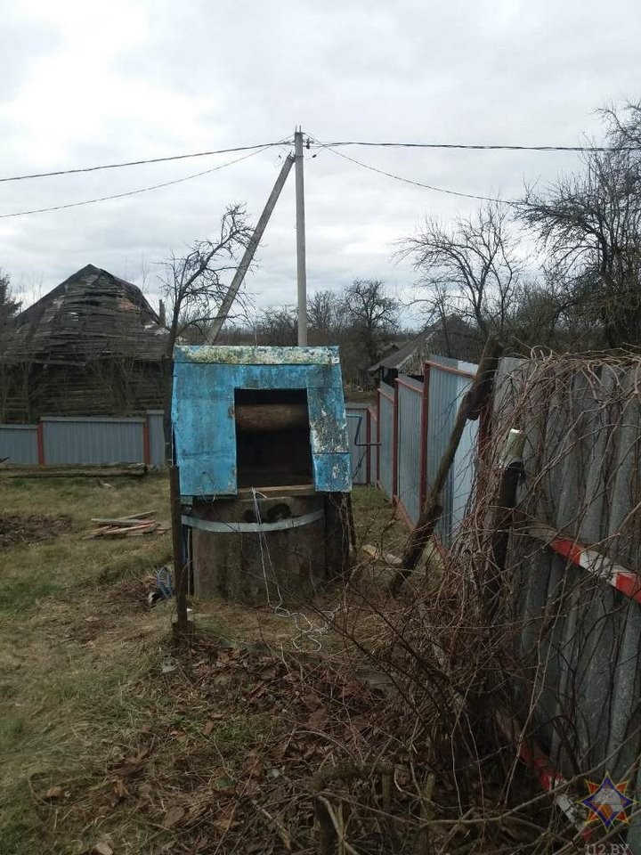 В Барановичском районе мужчина упал в колодец: его спасли работники МЧС