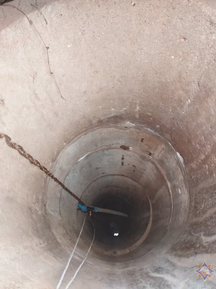 В Барановичском районе мужчина упал в колодец: его спасли работники МЧС