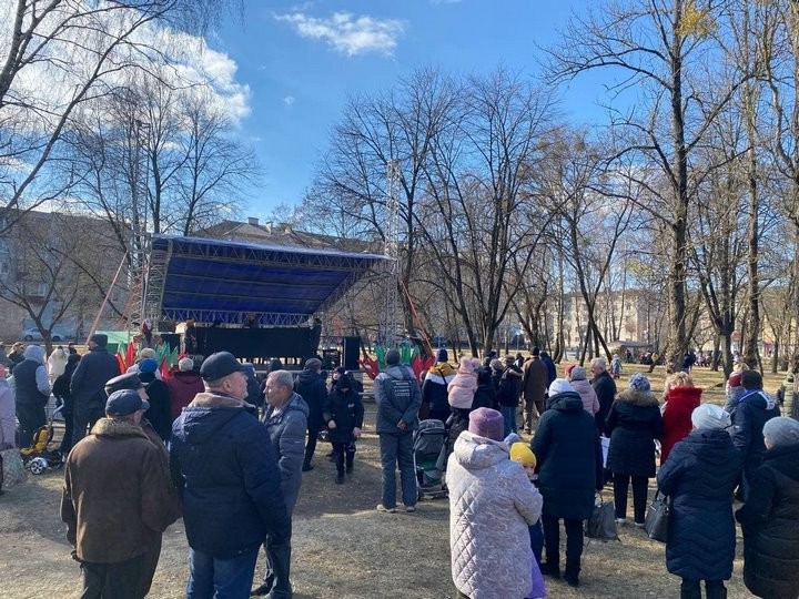 В Бресте на трёх городских площадках проходят традиционные масленичные гуляния