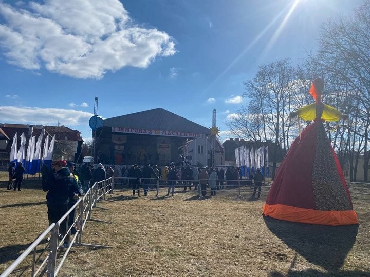 В Бресте на трёх городских площадках проходят традиционные масленичные гуляния