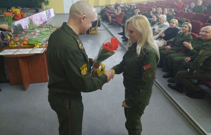 Брестские артиллеристы поздравили женщин с наступающим праздником 