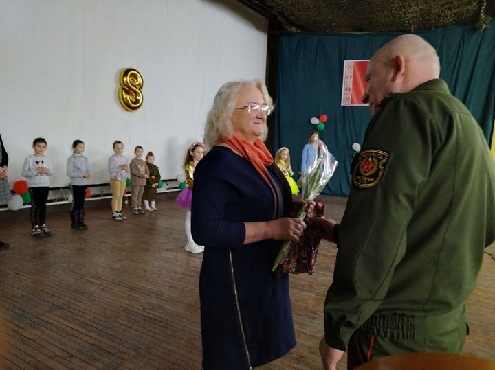 Брестские артиллеристы поздравили женщин с наступающим праздником 