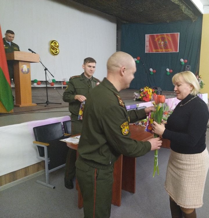 Брестские артиллеристы поздравили женщин с наступающим праздником 