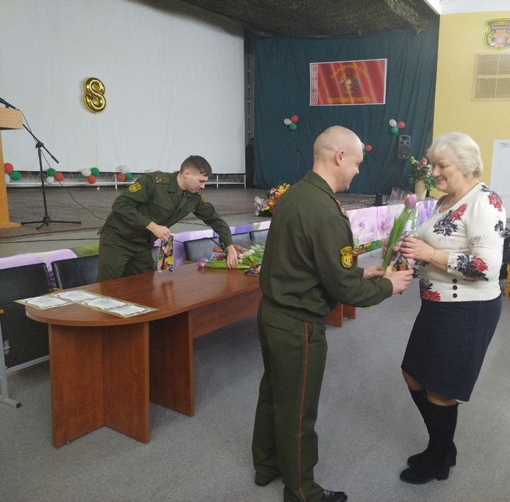 Брестские артиллеристы поздравили женщин с наступающим праздником 