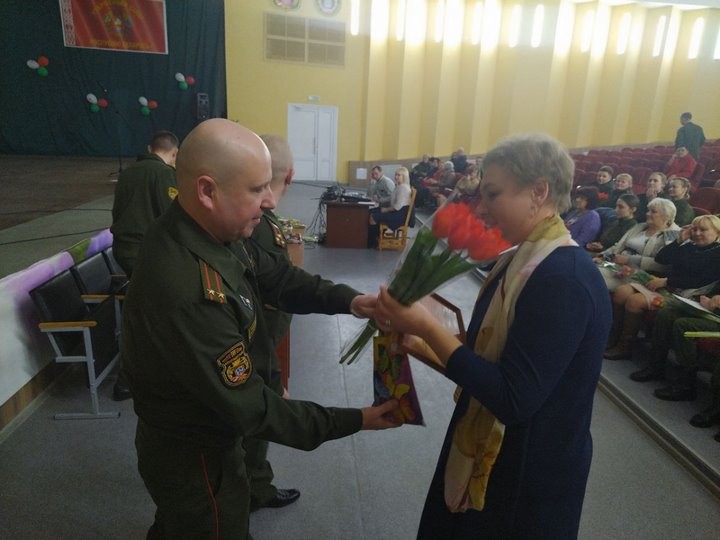 Брестские артиллеристы поздравили женщин с наступающим праздником 