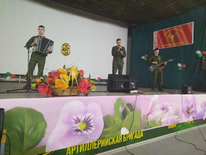 Брестские артиллеристы поздравили женщин с наступающим праздником 