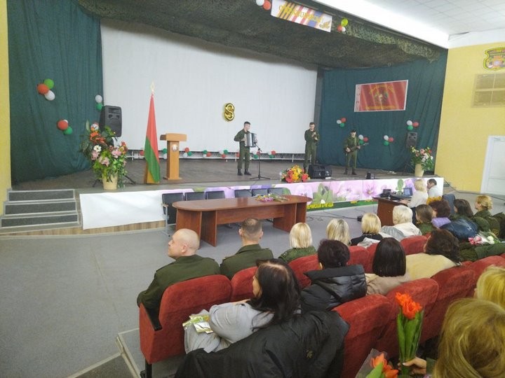 Брестские артиллеристы поздравили женщин с наступающим праздником 