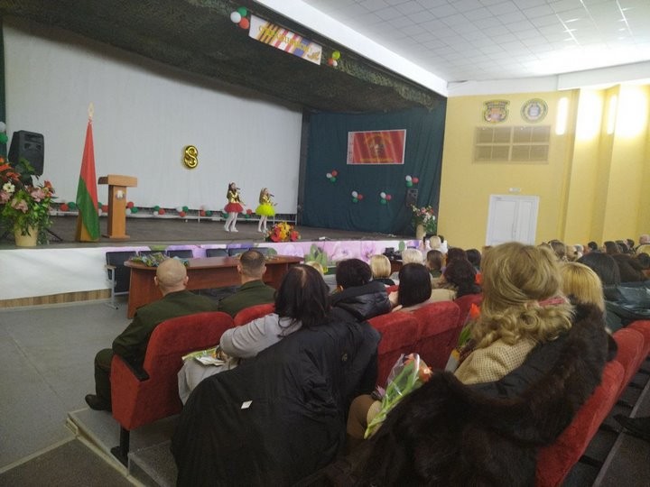 Брестские артиллеристы поздравили женщин с наступающим праздником 