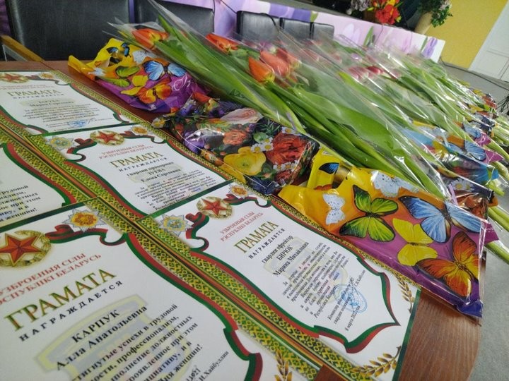 Брестские артиллеристы поздравили женщин с наступающим праздником 