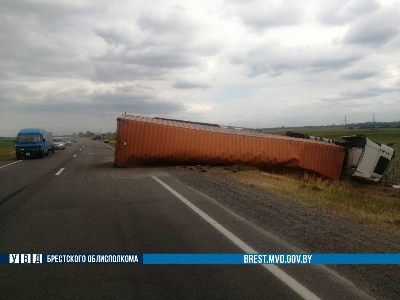 Фура с оторвавшимся колесом вылетела в кювет и опрокинулась в Дрогичинском районе