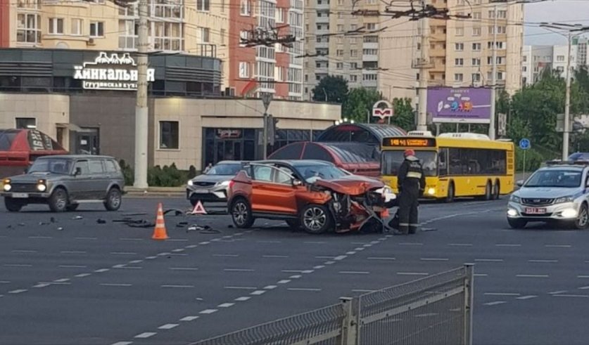 Возбуждено уголовное дело в отношении водителя Geely, спровоцировавшую аварию в Минске. Подробности и видео