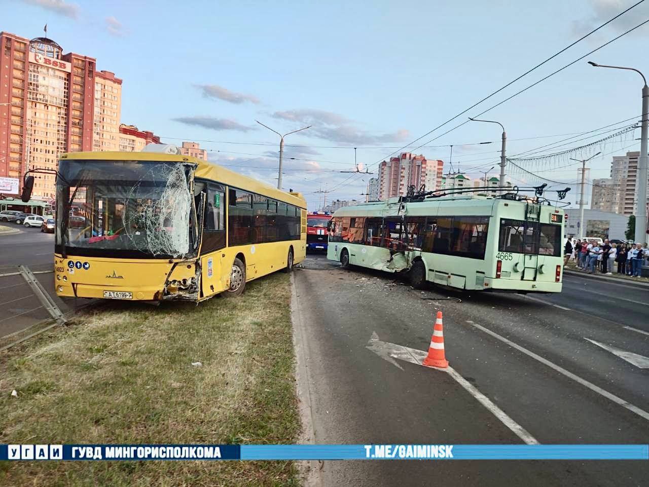 Жесткая авария с автобусом и троллейбусом в Минске. Есть видео