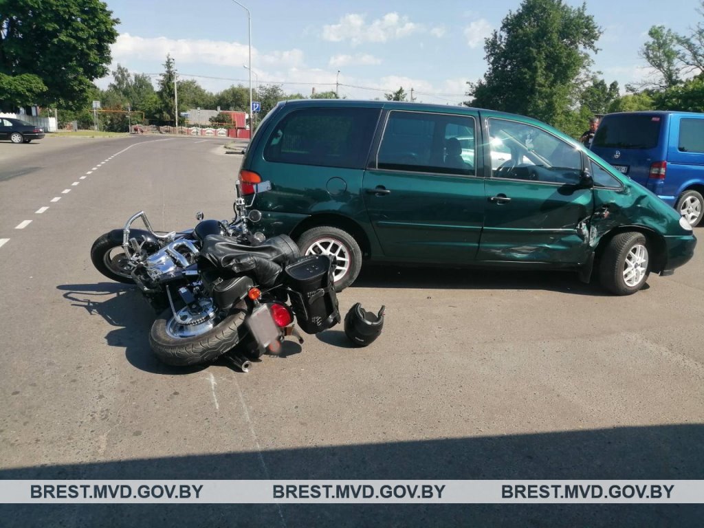 В Кобрине водитель Volkswagen не пропустил мотоциклиста