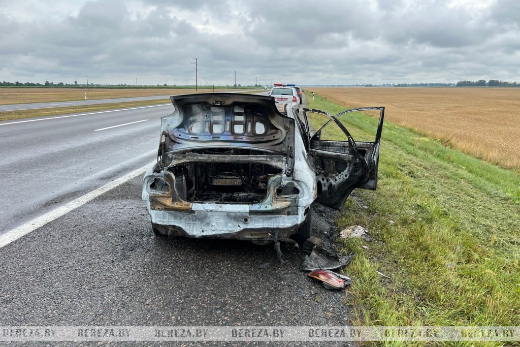 На трассе М1 в Березовском районе сгорел автомобиль