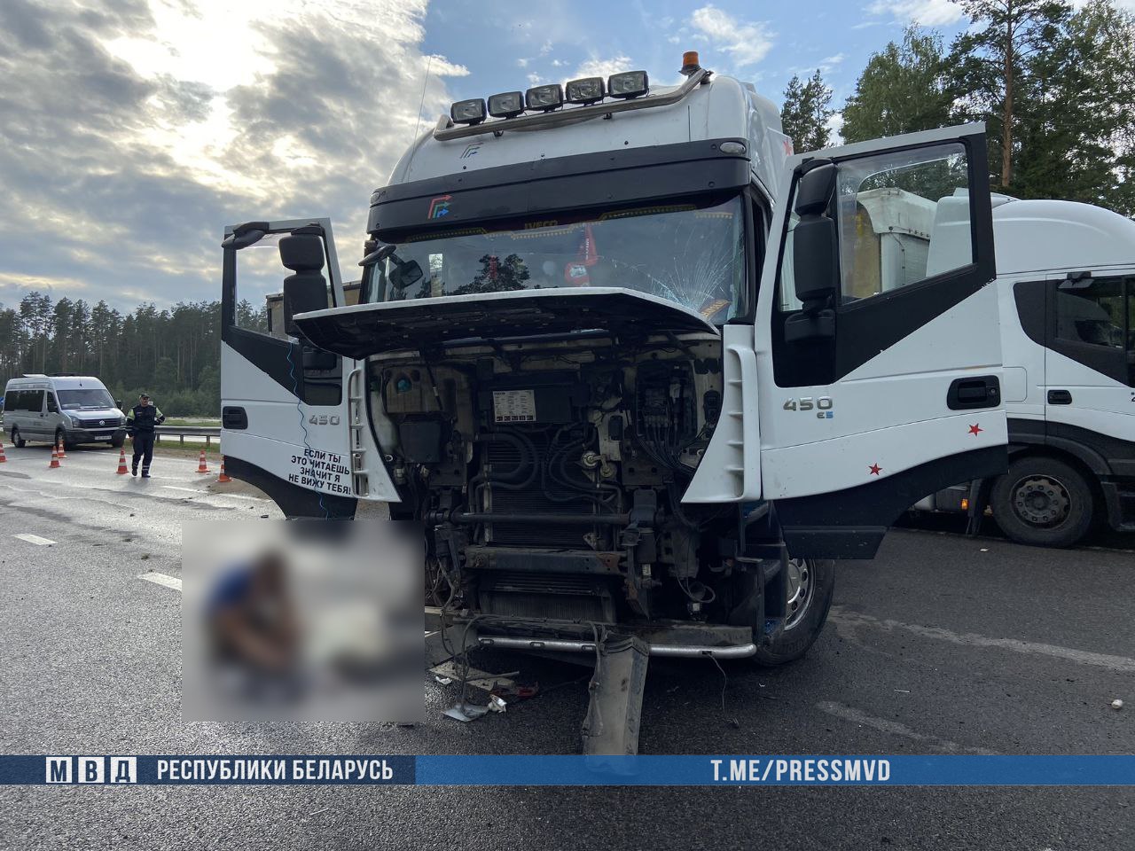 Четырехлетняя девочка выпала из кабины фуры и погибла под ее колесами