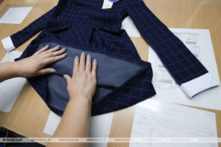 Посмотрите, как создаются наряды для белорусских школьников