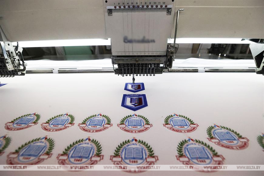 Посмотрите, как создаются наряды для белорусских школьников