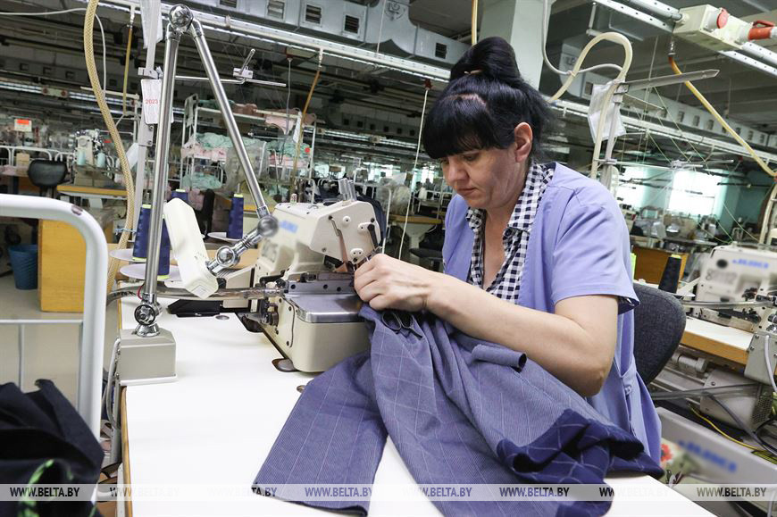 Посмотрите, как создаются наряды для белорусских школьников