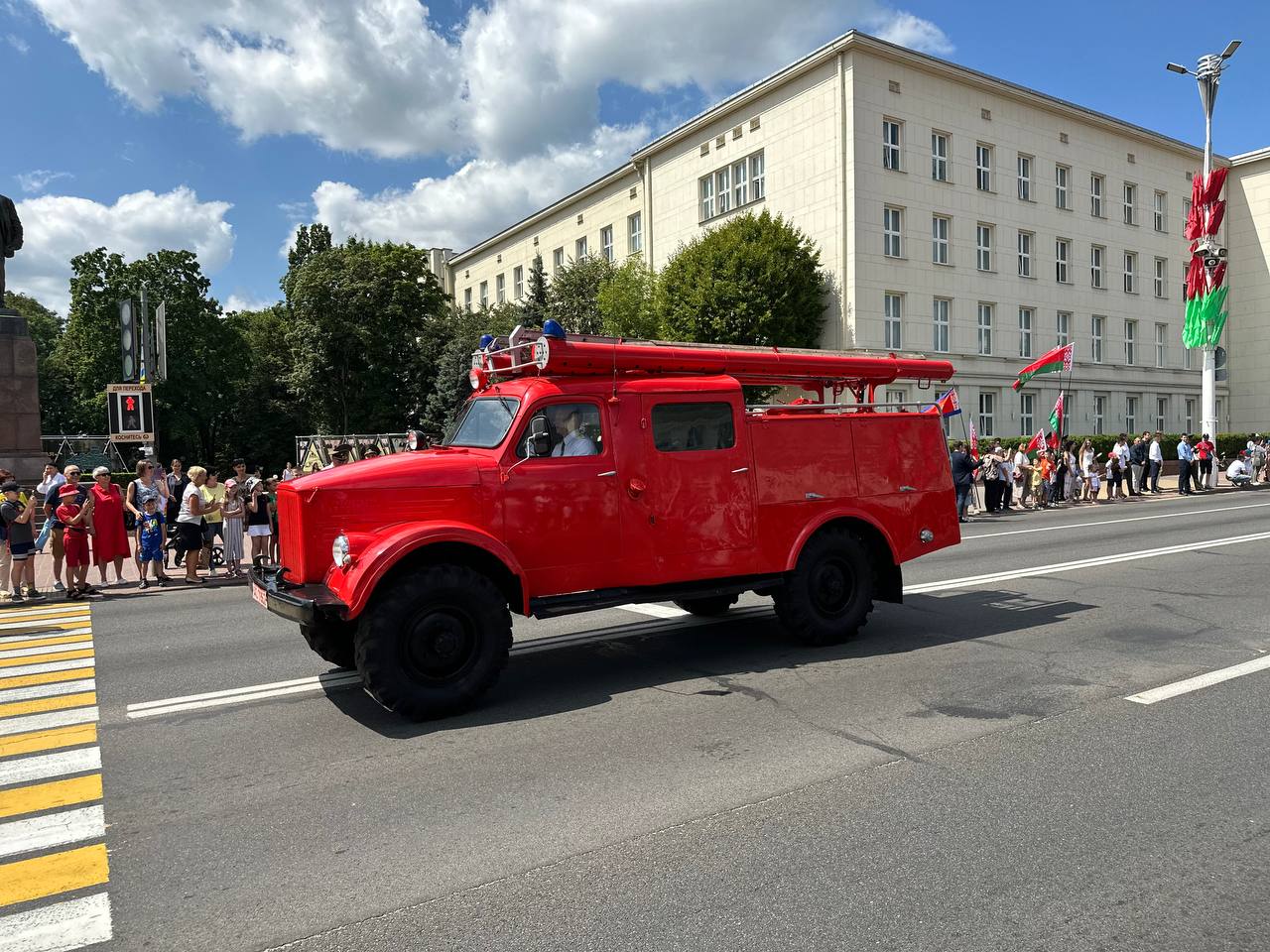 Торжественный марш подразделений Брестского областного управления МЧС по улице Ленина в Бресте