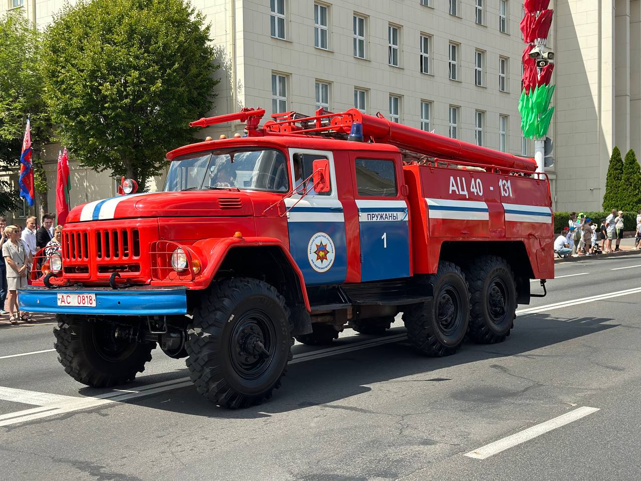 Торжественный марш подразделений Брестского областного управления МЧС по улице Ленина в Бресте