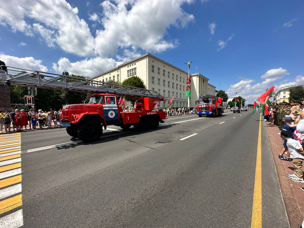Торжественный марш подразделений Брестского областного управления МЧС по улице Ленина в Бресте