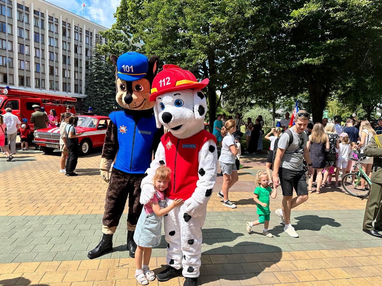 Торжественный марш подразделений Брестского областного управления МЧС по улице Ленина в Бресте