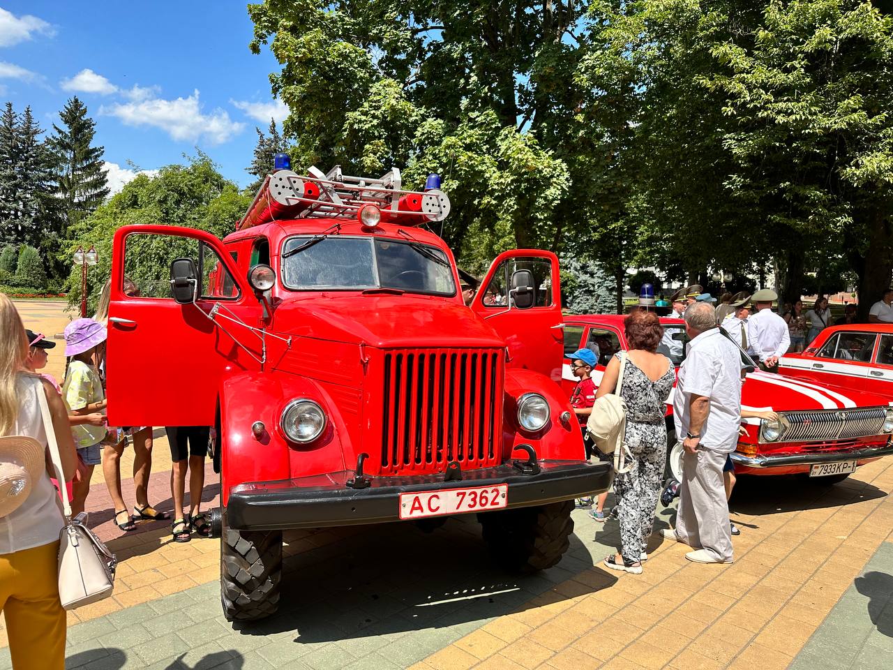 Торжественный марш подразделений Брестского областного управления МЧС по улице Ленина в Бресте