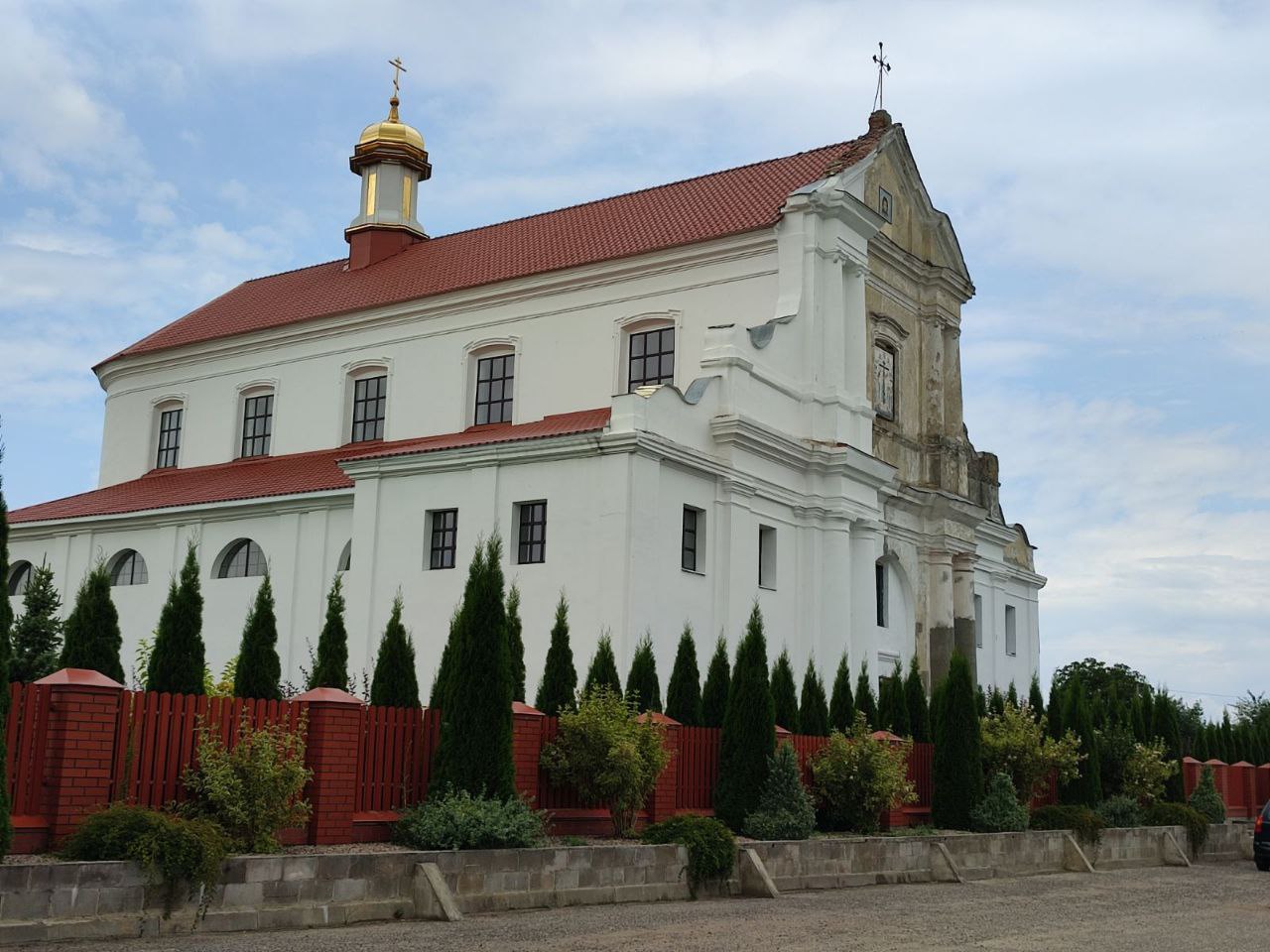 В Вистычах обновляют фасад церкви Воздвижения Креста Господня