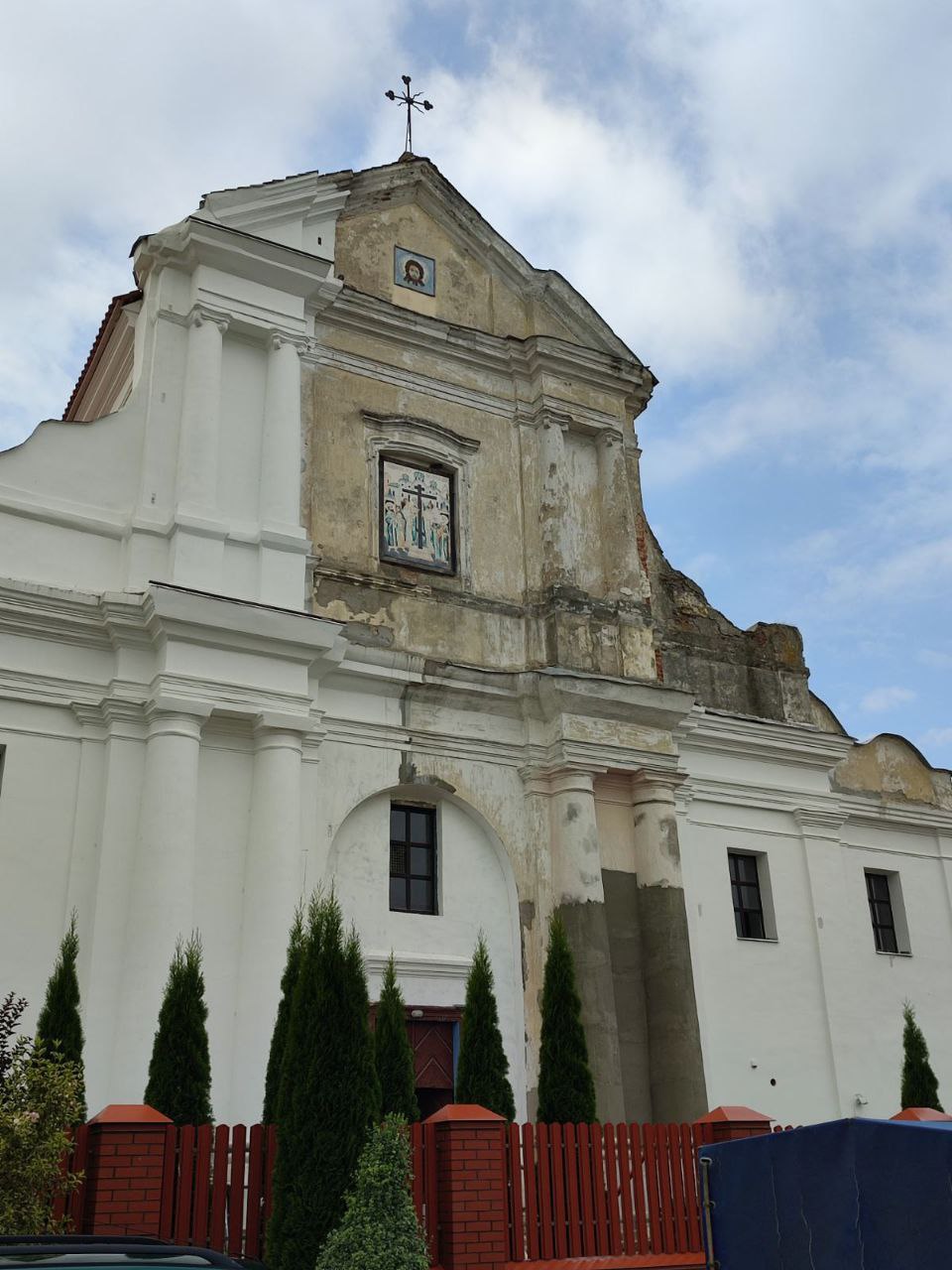 В Вистычах обновляют фасад церкви Воздвижения Креста Господня