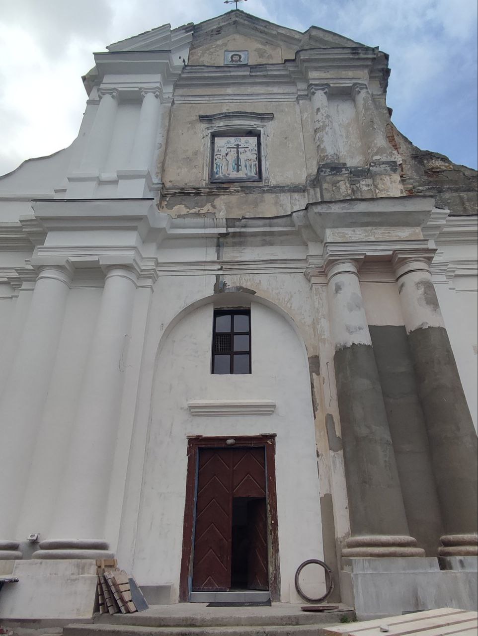 В Вистычах обновляют фасад церкви Воздвижения Креста Господня