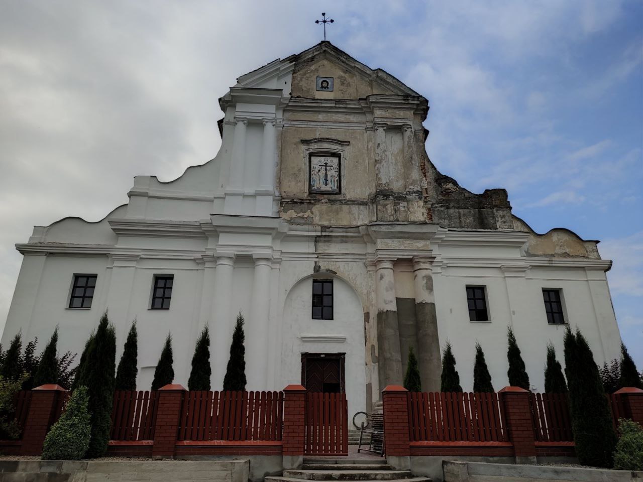 В Вистычах обновляют фасад церкви Воздвижения Креста Господня