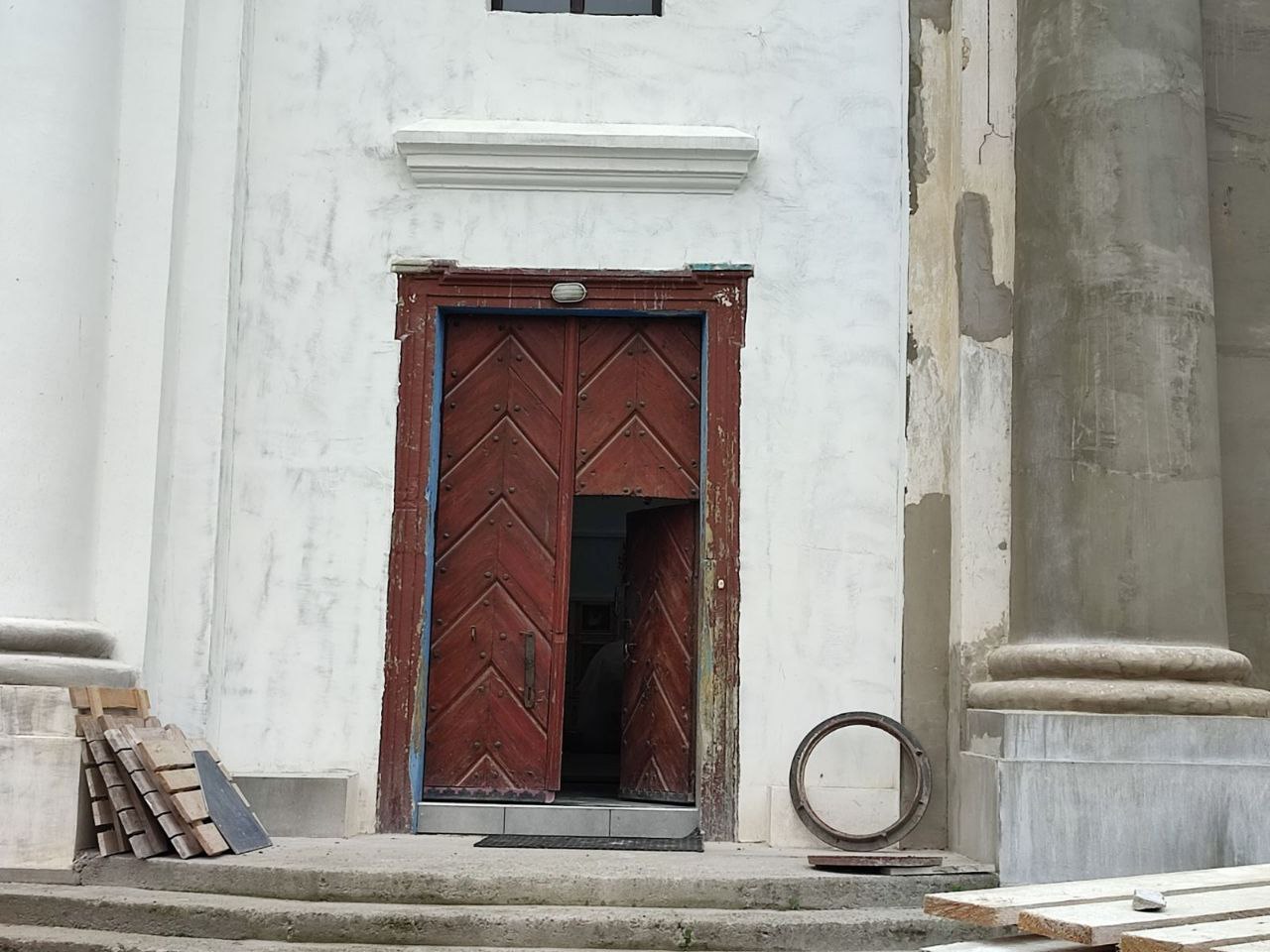 В Вистычах обновляют фасад церкви Воздвижения Креста Господня