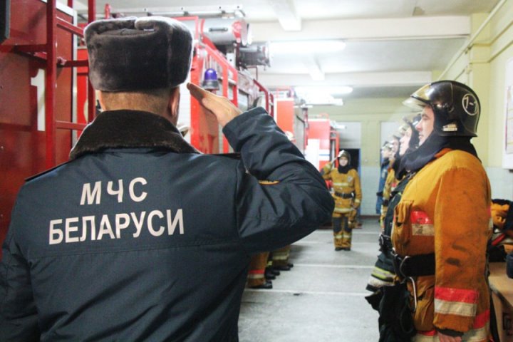 Почти всем сотрудникам МЧС в Беларуси выдали табельное оружие - министр