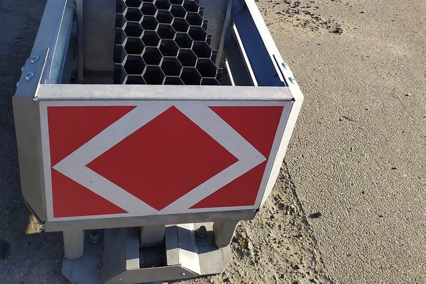 Водителю стало плохо, и он врезался в ограждение — балка прошила машину насквозь