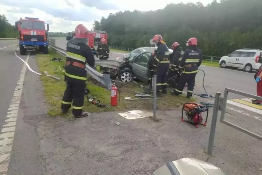 Водителю стало плохо, и он врезался в ограждение — балка прошила машину насквозь